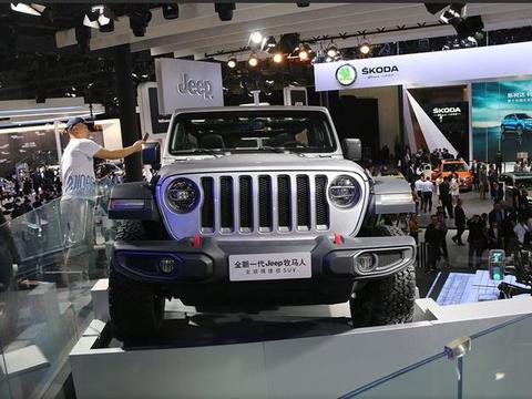 全新内饰，8.4寸大屏，智能四驱2.0T+8AT，还买啥普拉多和帕杰罗