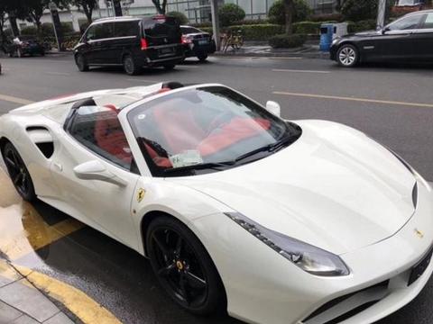 460万元买辆法拉利488敞篷车，车主：路上开车其实最怕洒水车