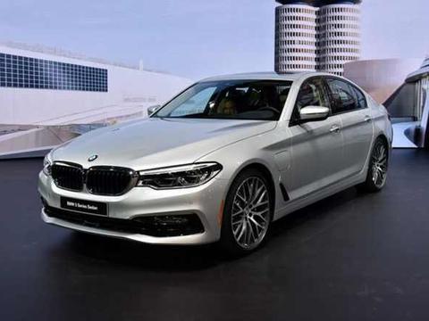 车长5米多，轴距3米1，动力3.0T内饰奢华