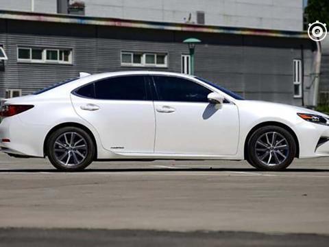 雷克萨斯ES，C级车卖着B级车价格？还加5年免费保养