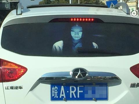 高速拦下一辆无牌普拉多，车窗上一张贴纸可把后车司机吓得不轻