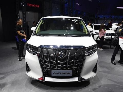 新车外观主要针对一些细节部分进行了调整，更加夸张的外观设计