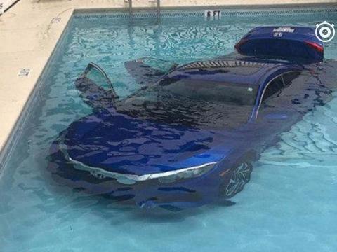 别惹女司机，妈妈把车开进游泳池，当时爸爸和女儿还在车里