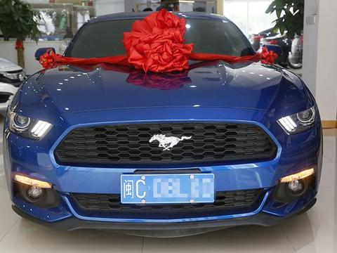 福特野马提车记，车主：其实是买给美丽的妹妹开