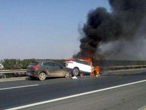 吉利博越自燃靠海军灭火?