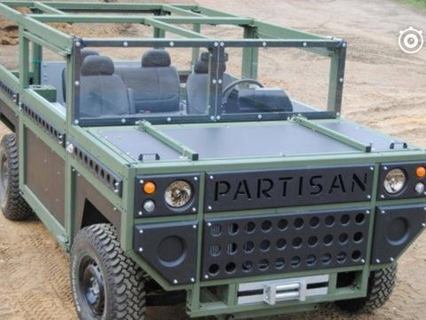 俄罗斯推最强硬派越野，开50年不坏，一箱油能跑1448公里