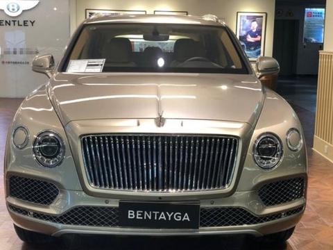 周末陪老板试驾全新宾利添越，老板到店里看到实车时却迟疑不决了