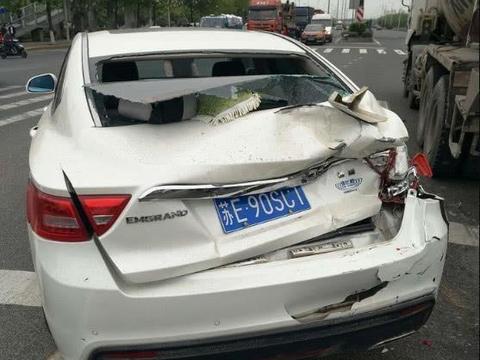 吉利博瑞被大货车追尾，车主：这质量绝对是国产车的骄傲！
