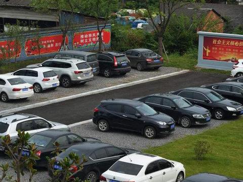 北京宣布严打停车场乱收费行为！为期一个半月！车主：治标不治本