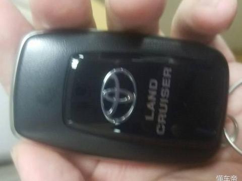 小叔让我买奔驰S级，我却不听话提了这车，试驾完感觉没买错！