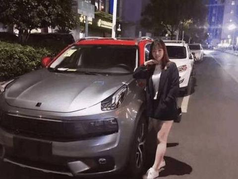 90后美女喜提领克01, 灰车身红车顶，花18万全家都高兴