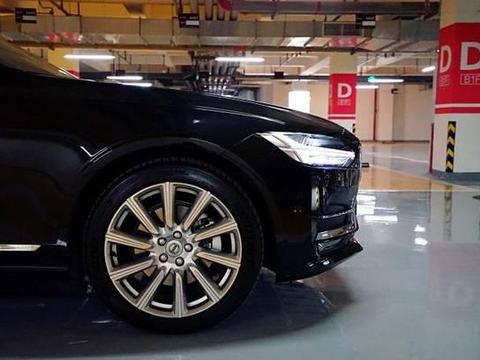 听朋友的话放弃奥迪A6提了这车，如今越来越喜欢这尾灯