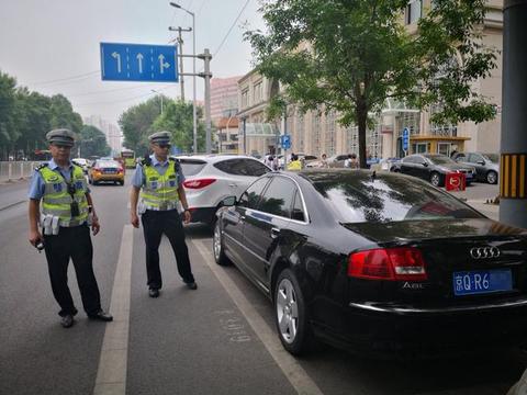 北京两辆奥迪a8豪车“自己套自己”两车相距不足百米被交警查获
