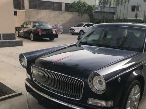 敦煌来了两台红旗L5，还是小改款，冒着酷暑来这做测试