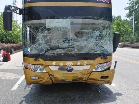 大巴车侧面撞击长安逸动, 对比后, 网友: 是国产车救了你一命!