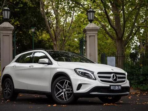 奔驰终于被逼急了！新SUV上市就降7万，不足20万，档次比X1还高