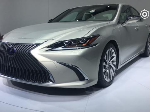 雷克萨斯ES竟然还有这种颜色？网友：挂蓝色车牌无敌了