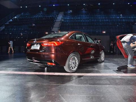 被帝豪逼急了，这款车直降3.7万，油耗3毛9，配ESP仅售5.7万！