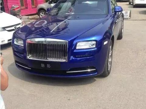 这辆蓝色的劳斯莱斯魅影就是前几天刚提到的