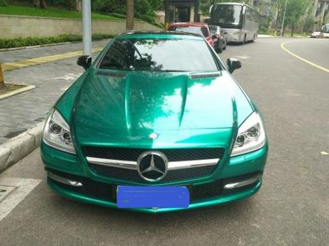 小伙将爱车奔驰SLK贴上深绿色车膜，朋友看到原车漆时表示不解