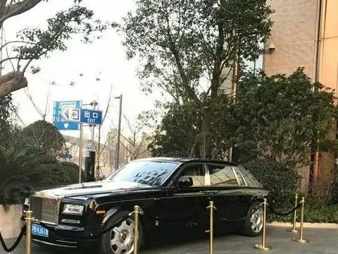 ​ 酒店下面停着一辆劳斯莱斯，这不是客户的，这是接待客户的