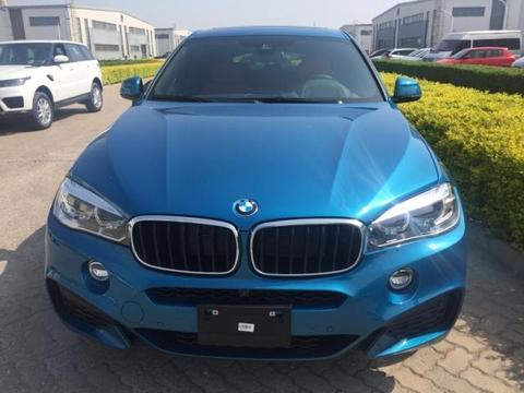 18款宝马X6 一款行驶在马路上绝对吸晴的城市SUV