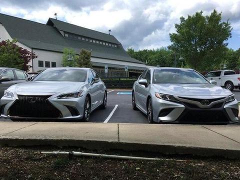 新雷克萨斯ES300h与凯美瑞在一起，果然是两兄弟，最直观的对比