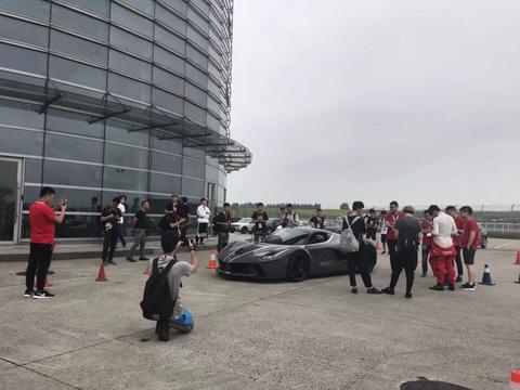 上赛来了百辆法拉利，兰博基尼很配合，迈凯伦却不识趣