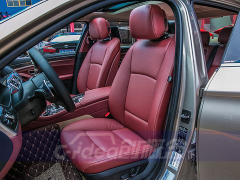 宝马5系改装酒红色真皮内饰，车内装饰碳纤维