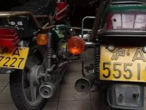 偶遇两辆老式摩托 车主：车上的两块车牌能买一辆保时捷卡宴