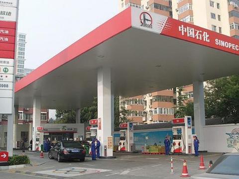 土豪开着宝马X5去加油站，加了50块的油尴尬了