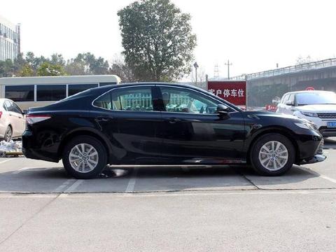 全新凯美瑞为何卖得火？看最低配就知道了，最诚意入门版车型！