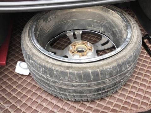 福建一男子买捷豹，起步时轮毂断裂，4S店称：这可是进口轮毂！