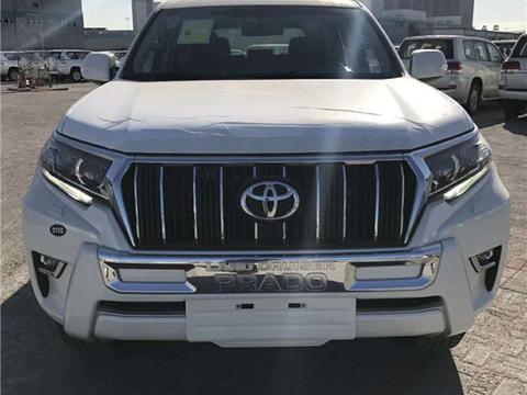 18款霸道2700前保险杠造型，有棱有角，烘托出男人味道