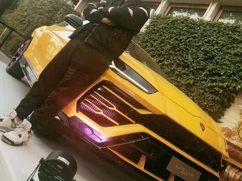 全国首台兰博基尼SUV提车，车主：400万花得很值，钥匙真掉档次