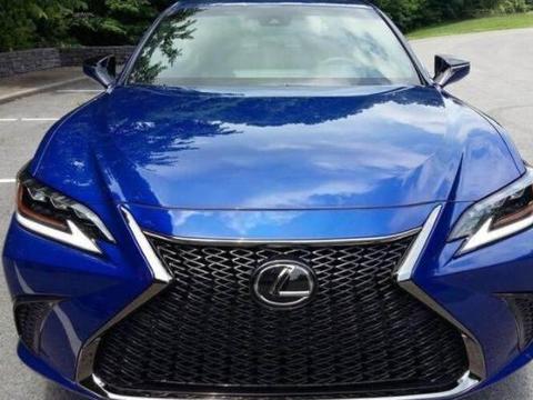 雷克萨斯ES蓝色车身，颜值超高，奥迪A4L表示压力很大