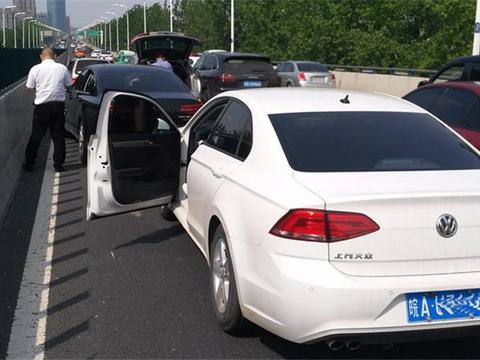 安徽一辆15万凌渡导致3车追尾，车主下车一看，直呼：德系车不错