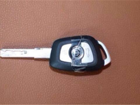 镇江一辆出租车为赶黄灯，直接追尾中华V3，导致前脸被撞毁！