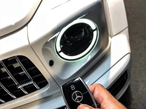 白色奔驰G63到店，AMG套件气场全开，打开车门让S级俯首称臣