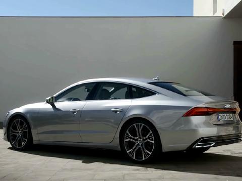 它跟奥迪A8一个平台，颜值不输帕拉梅拉，性能不输玛莎拉蒂