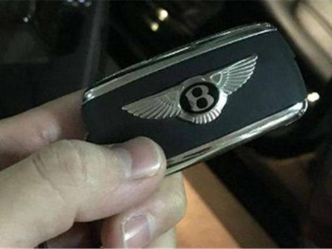 街头偶遇一辆800万宾利，看到型号时，没想到订车得等一年！