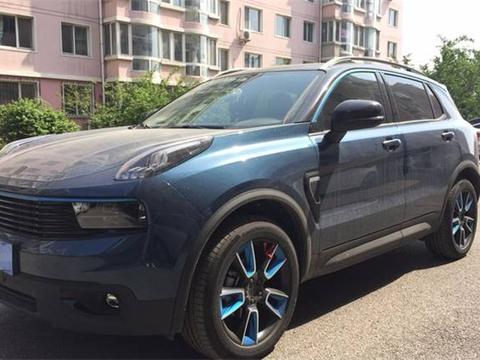 辽宁一辆20万吉利领克01，后尾灯被撞裂，车主称：这质量可以啊！