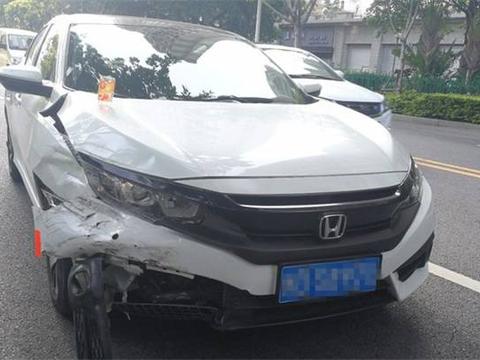 厦门一辆15万本田思域撞保时捷，车主下车一看，直呼：亏大了！