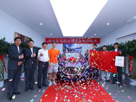 年轻的力量 红旗品牌向奥运冠军武大靖交付红旗H5