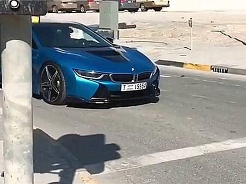 红绿灯处一辆兰博基尼，因车主开车打电话，直接遭宝马女摔手机！