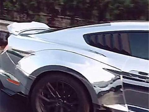 路上偶遇一辆40万福特野马，看到外观那一刻，网友直呼：真亮！