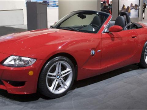 开60万宝马Z4泡妞，结果下雨了，连关篷都不会，还好遇到好心人