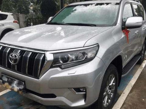 车主喜提爱车，罕见的流光银普拉多，路上回头率爆棚