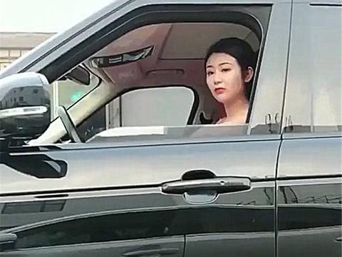 偶遇妙龄女子开120万路虎，小伙仅凭一句话，就让对方笑了！