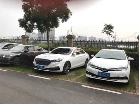 两辆日系车和红旗H5停一起，终于明白大家为何称红旗为“国车”